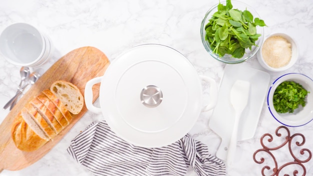 interiér kuchyne s jedlom